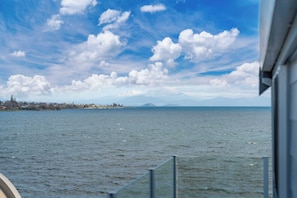 A view of a body of water with a distant landmass and mountains. - Hampton Cottage by the Lake - Taupo Holiday Home (Taupo)
