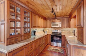 Private kitchen - Mountain Views That Doesn't Require 4-Wheel Drive (Ellijay)