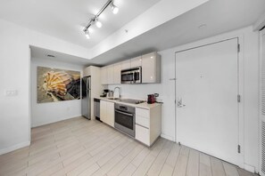 Private kitchen - Beachwalk Resort 2 BDR Family-Friendly (Hallandale Beach)