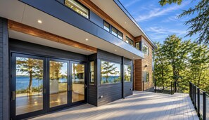 Main Upper Lakeside Balcony - Sleek 5 bed 4 bath Modern cottage on Lake Muskoka (Gravenhurst)