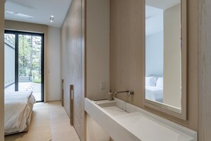 Bedroo 3 Entrance, Sink &amp; Counter - Modern Muskoka made for Entertaining (Nipissing South (Utterson))