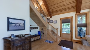 Entrance Hallway - Classic Cottage Living on Muldrew Lake - 4 bedroom, 3 bath (Parry Sound Mid-Shore (Bala))
