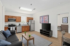 Living area - Modern & Cozy Getaway with Pool & Gym Near Ole Miss (Oxford)
