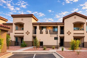 A multi-story building with balconies, a parking lot, and landscaped areas. - Mesa Getaway | 3 Queen Beds | Near Dining (Mesa)