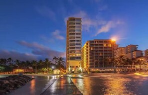 A hotel with a tall building, a pool area, and palm trees. - Waikiki Oceanfront with FREE Parking & AC (Honolulu)