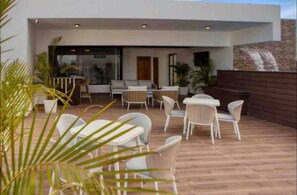 Outdoor dining - Modern Apartment in Downtown Santo Domingo (Santo Domingo)