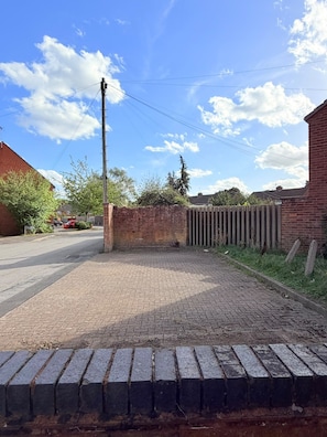 Property grounds - NEW Stylish 2BR Warwick Home, Parking, Sleeps 5 (Warwick)
