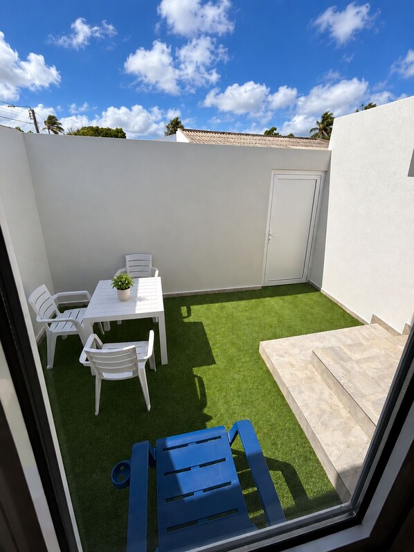 Outdoor dining - Paradise Studio Aruba 2 (Noord)