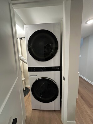 Una sala de bugaderia amb dues rentadora apilades.