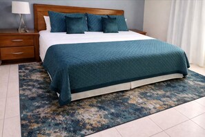 Room - 2BR/2BA Retreat • King Bed • 3 Min to Palm Beach (Noord)