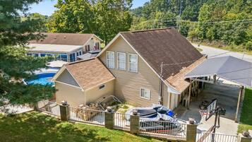 Il s’agit d’une propriété résidentielle comprenant une maison à deux étages, un garage fermé et une piscine.