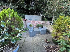 A patio with outdoor furniture and potted plants. - Gorgeous 3-bedroom townhome on Endcliffe Park (Sheffield)