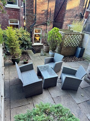 A patio area with outdoor furniture and potted plants. - Gorgeous 3-bedroom townhome on Endcliffe Park (Sheffield)
