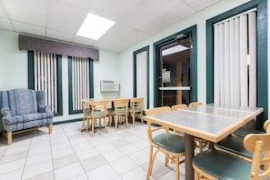 Dining - Super 8 Raton (Raton)