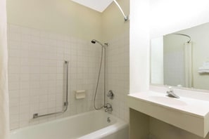 Bathroom - Super 8 Raton (Raton)