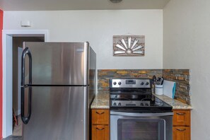 Private kitchen - Downtown Mariposa Large One-Bedroom Apartment (Mariposa)