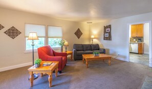 Living area - Downtown Mariposa Large One-Bedroom Apartment (Mariposa)