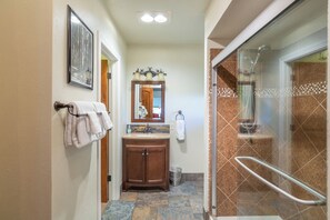 Bathroom - Downtown Mariposa Large One-Bedroom Apartment (Mariposa)
