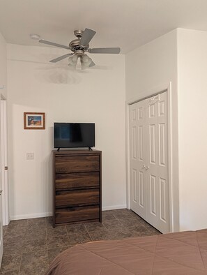 Room - Cozy 1-bedroom apartment by the woods (Ogilvie)