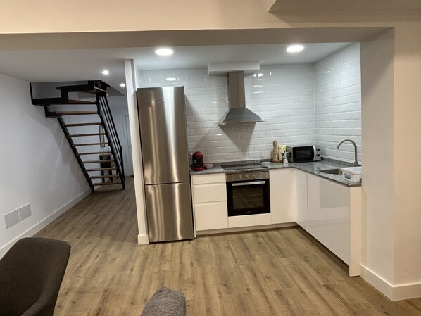 Private kitchen - A VILA DO MAR, House in downtown Sada, 50 meters from Las Delicias Beach (Sada)