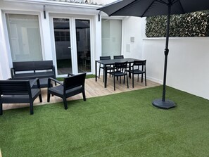 Outdoor dining - A VILA DO MAR, House in downtown Sada, 50 meters from Las Delicias Beach (Sada)
