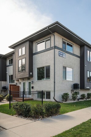 Exterior - The Hugo Suite: Modern & Boutique (Winnipeg)