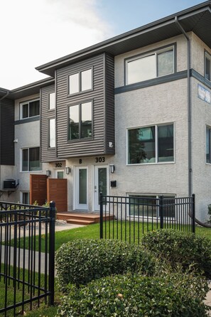 Exterior - The Hugo Suite: Modern & Boutique (Winnipeg)
