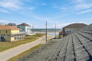 Une route côtière bordée de maisons et donnant sur une plage.