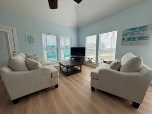 Living area - Reel Sunshine: 4BR/2BA - Beach, Solved (Bolivar Peninsula)