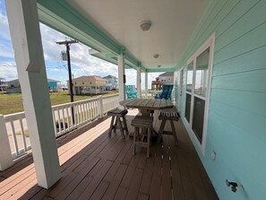 Outdoor dining - Reel Sunshine: 4BR/2BA - Beach, Solved (Bolivar Peninsula)