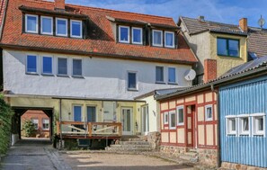 A traditional European-style building with multiple windows, a stone staircase, and a small bridge. - Beautiful apartment in Röbel with WiFi (Röbel)