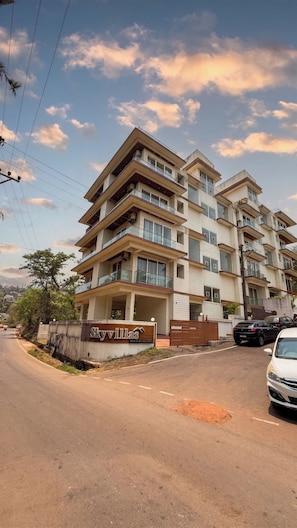 A multi-story residential building with a sign indicating 'Skyvillas' and a gated entrance. - Luxurious 3-bedroom apartment villa with private pool in tranquil Candolim (Candolim)