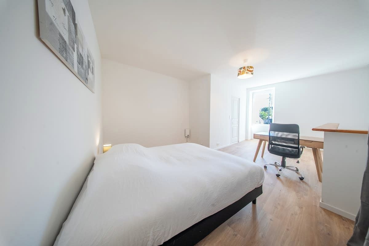 Une chambre à coucher avec un lit, un bureau et une chaise.