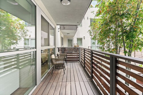 Emerald Oasis' Upscale & Serene Retreat - Walk to Beach & Pool & Gym