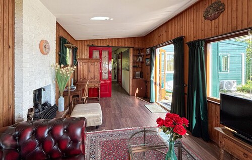 Beautiful home in Reeuwijk with lake view