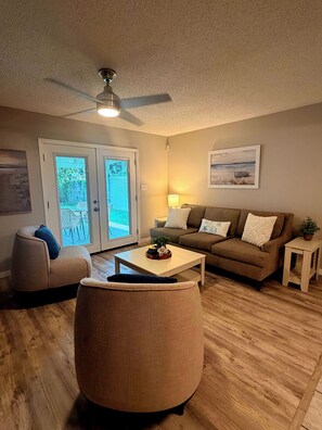 living room - Gulf Haven, 2 BR Townhome, Smoke-Free & Dog-Friendly Near Beaches & Dining (Fort Walton Beach)