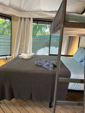 Eine Zeltoase mit Bett, Matratze und Schlafbereich mit Kissen.