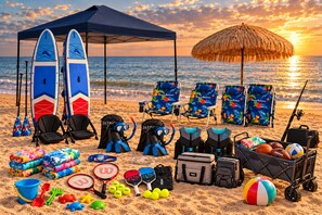 Preparación en la playa con tablas de surf, sillas, equipo de snorkel y juguetes.
