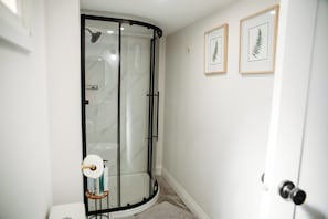 Bathroom - Open-Concept Boho Escape | Cozy & Stylish | Sleeps 2 (Belleville)