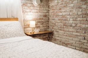 Room - Open-Concept Boho Escape | Cozy & Stylish | Sleeps 2 (Belleville)