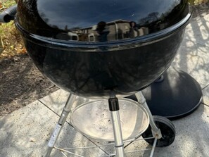 A black outdoor grill on a concrete surface. - Charming Bungalow on Ameland With a Beautiful Garden (Hollum)