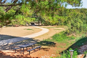 A picnic area with a bench and a paved path. - Down Under Loft · Bunk Studio for Riders (Bella Vista)