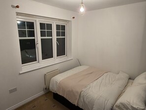 A bedroom with a single bed, a window, and a radiator. - Manchester Spacious 4-bed House, Sleeps 6 (Manchester)