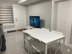 Dining - Spacious 1500 sq ft suite w/ 4 Queen beds, 2 Smart TVs, A/C & 2-car parking (Delta)