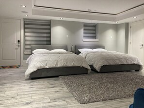 Room - Spacious 1500 sq ft suite w/ 4 Queen beds, 2 Smart TVs, A/C & 2-car parking (Delta)