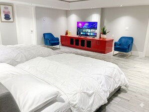 Room - Spacious 1500 sq ft suite w/ 4 Queen beds, 2 Smart TVs, A/C & 2-car parking (Delta)