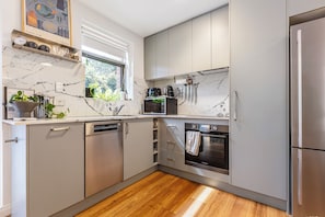 Private kitchen - Design Stay Opposite Edinburgh Gardens (Fitzroy North)