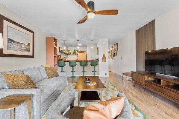 Ein modernes Wohnzimmer mit einer Couch, einem Couchtisch und einem Fernsehschrank.