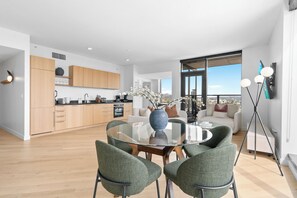 Interior - Skyline Luxe Panoramic Hollywood Views Balcony & Rooftop Pool (Los Angeles)