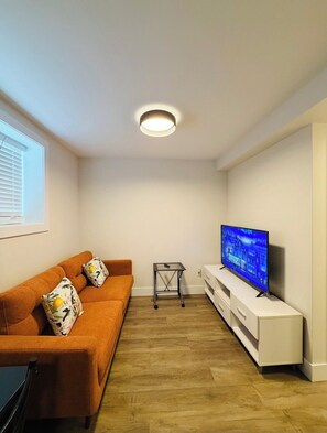 Living area - New Build Quiet Retreat in a Quiet family-friendly Neighborhood (Paradise)